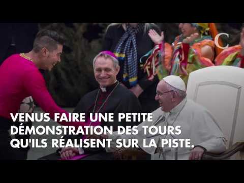 VIDEO : La photo WTF : quand le Pape Franois fait tourner un ballon sur son doigt