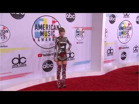 VIDEO : Taylor Swift & Her Celebrity Friends Dress Up For Her NYE Bash