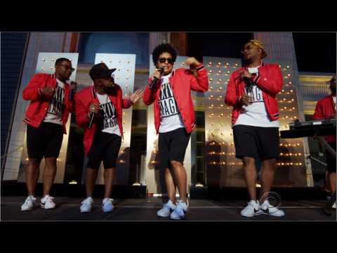 VIDEO : Bruno Mars Gifted Each Of His 7 Band Members A $55,000 Gold Audemars Piguet Watch So They Co