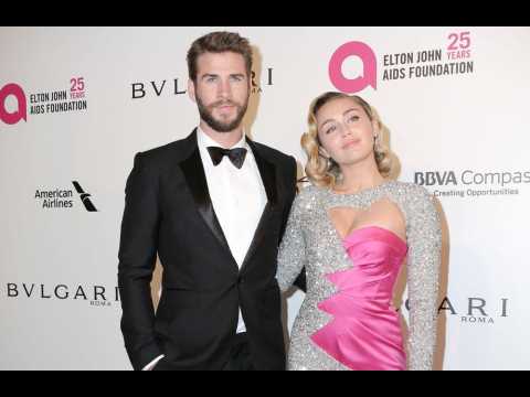 VIDEO : Miley Cyrus et Liam Hemsworth voulaient un mariage 'intime'