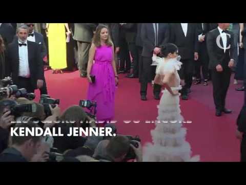 VIDEO : PHOTOS. Fashion Week de Paris : Naomi Campbell dfile seins nus sous sa robe transparente au