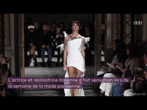 VIDEO : Asia Argento fait sensation en dfilant lors de la Fashion Week de Paris