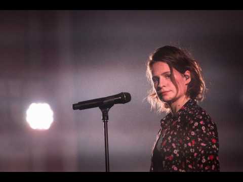 VIDEO : Une chanteuse franaise dcroche le graal en Angleterre