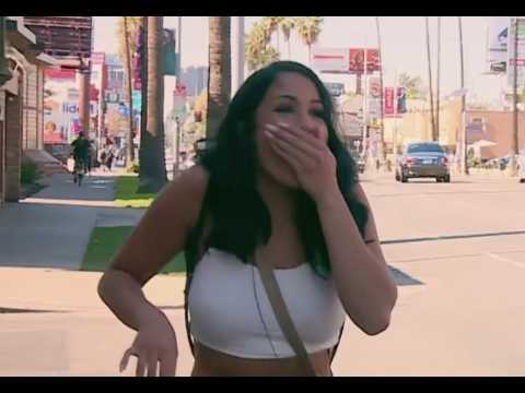 VIDEO : Une affiche gante de Lana sur Sunset Boulevard (Les Anges 10) - ZAPPING PEOPLE DU 05/06/20