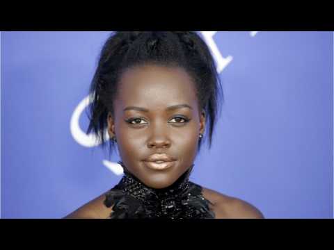 VIDEO : Lupita Nyong'o  Rocks Trendy Metallic Lips