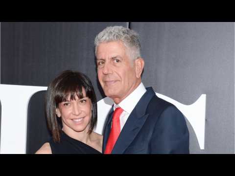 VIDEO : Anthony Bourdain?s Estranged Wife Shares Photo of Their ?Strong? Daughter