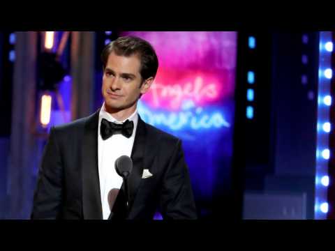 VIDEO : Andrew Garfield Wants To Bake a Cake for Everyone