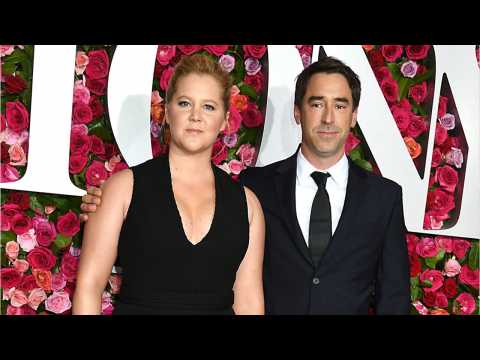 VIDEO : Amy Schumer Makes Red Carpet Debut With New Husband