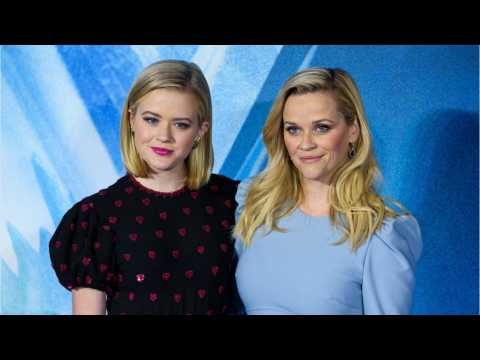 VIDEO : Reese Witherspoon Celebrates Elle Woods Style