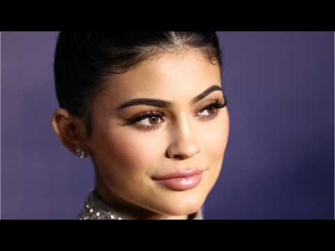 VIDEO : Kylie Jenner Shows Off Freckles