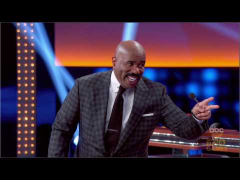 VIDEO : Kanye West Could Not Stop Smiling on ?Celebrity Family Feud?