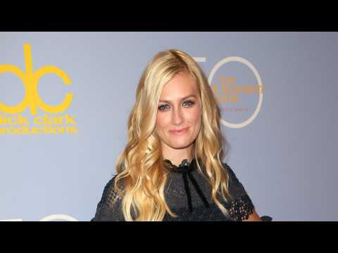 VIDEO : Former ?Two Broke Girls? Star Joins CBS Show ?The Neighborhood?