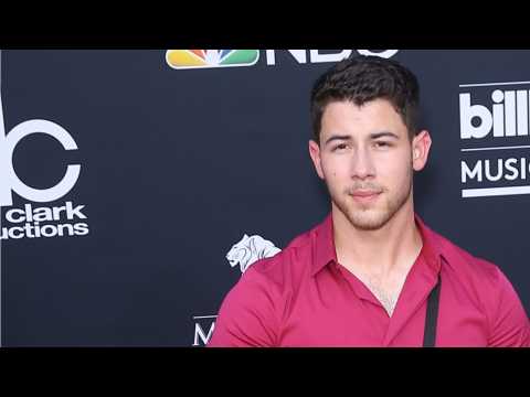 VIDEO : Nick Jonas and Priyanka Chopra Confirm Relationship By Being Seen At Airport Together