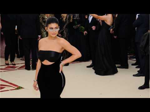 VIDEO : Kylie Jenner Continues Her Crop Top Streak