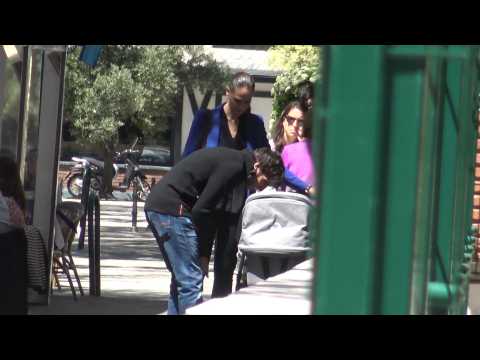 VIDEO : Eva Gonz�lez y Cayetano Rivera disfrutan del buen tiempo