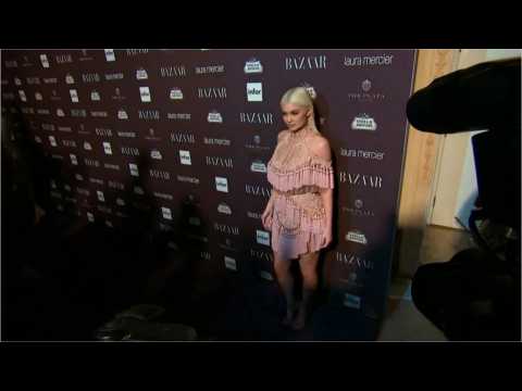 VIDEO : Kylie Jenner Welcomes Khloe Kardashian And Baby Home