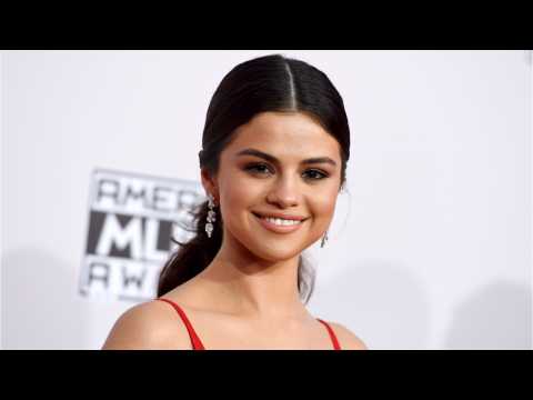 VIDEO : Selena Gomez Steps Out Stronger Than Ever After Beiber Engagement