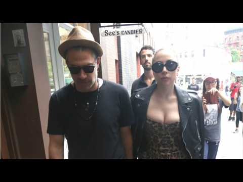 VIDEO : Lady Gaga And Fiance Hold Hands During NYC Outing
