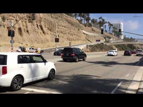 VIDEO : A Woman Drove 70mph While Her Boyfriend On The Hood