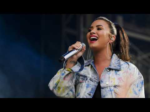 VIDEO : Demi Lovato Gets Shady On Twitter