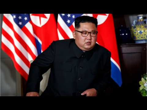 VIDEO : Donald Trump Gives Kim Jong Un 