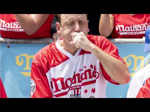 VIDEO : Joey Chestnut Retains Hot Dog Eating Title