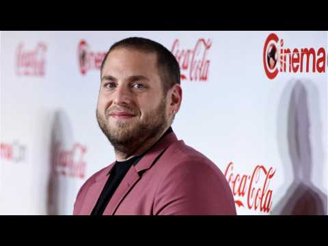 VIDEO : Jonah Hill Digs The Pink Hair