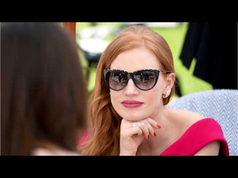 VIDEO : Jessica Chastain Gets A Bob For Summer