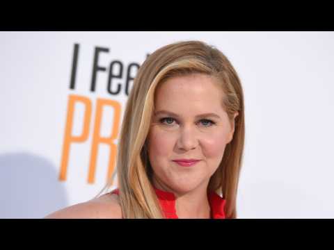 VIDEO : Amy Schumer Launches Her Own Podcast