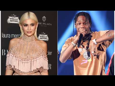 VIDEO : Kylie Sings At Boyfriend's Concert