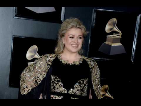 VIDEO : Kelly Clarkson doesn't compliment her kids on their looks