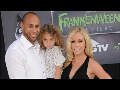 VIDEO : Kendra and Hank Co-Parent at Friend?s Party