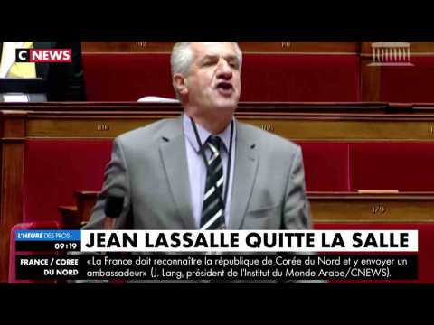 VIDEO : Jean Lassalle en colre pte un cble  l'Assemble Nationale - ZAPPING ACTU DU 07/06/2018