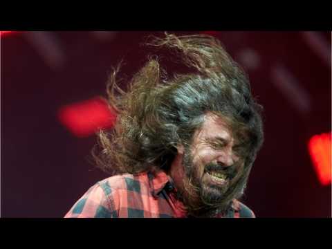 VIDEO : Dave Grohl?s Mom Writes Book