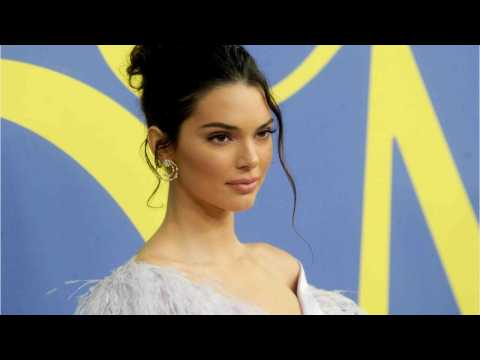 VIDEO : Kendall Jenner Rocks Horizontal Stripes