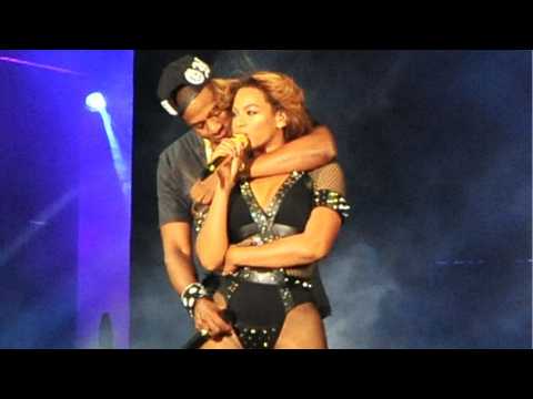 VIDEO : Beyonc, Jay-Z Thrill Fans With Surprise Al