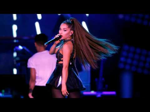 VIDEO : Ariana Grande Shows Off Engagement Ring at Surprise Performance in NYC