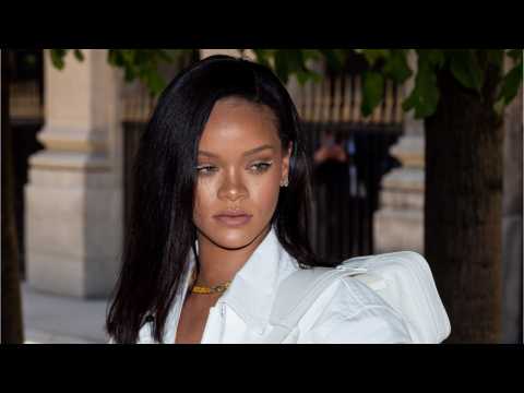 VIDEO : Rihanna's White Eyeliner Is Summer's Best Beauty Trick