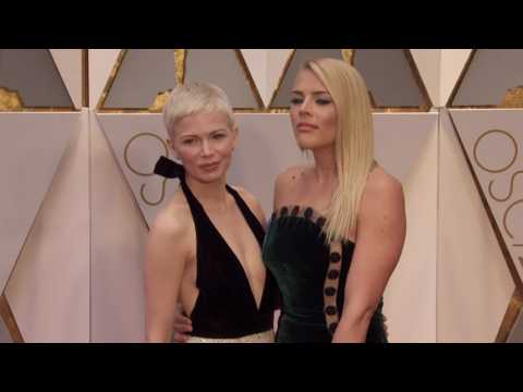 VIDEO : Michelle Williams & Busy Philipps Makeup Free