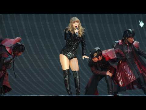 VIDEO : Taylor Swift Performs Surprise Duet With Robbie Williams