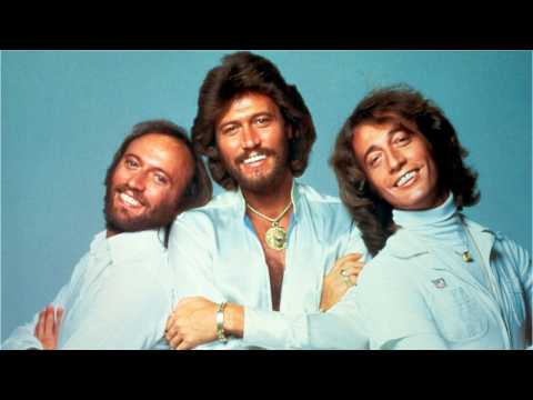 VIDEO : Bee Gee Barry Gibb Receives Knighthood At Buckingham Palace