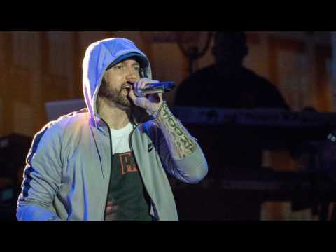 VIDEO : ASL Interpreter Signed Eminem's Raps At Lightning Speed