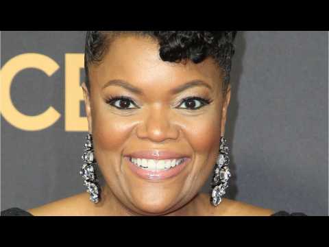 VIDEO : Yvette Nicole Brown Replaces Chris Hardwick, Calls Him A 
