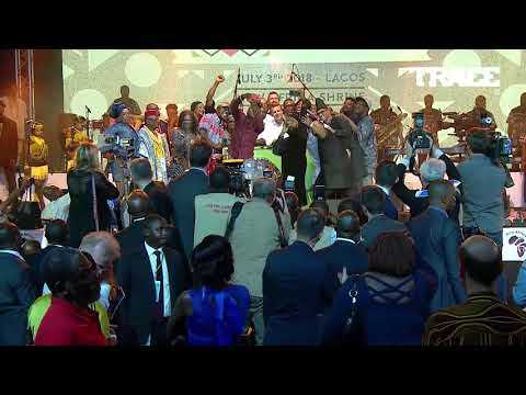 VIDEO : Emmanuel Macron epic Selfie with Nigerian artists