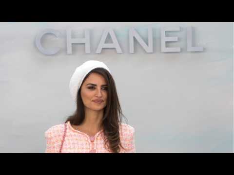 VIDEO : Penelope Cruz Wears Beret at the Chanel Couture Show
