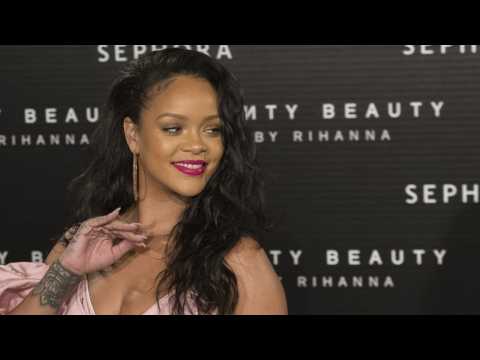 VIDEO : Rihanna Responds To Trolls On Instagram