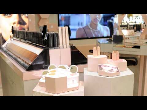 VIDEO : Fenty's Red Lipstick Looks Good On Everyone ? Here's Proof