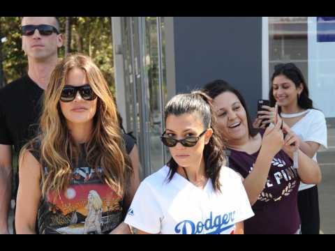 VIDEO : Khloe Kardashian turns to sisters for support
