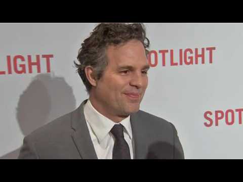 VIDEO : Mark Ruffalo Shares A Starbucks Gift Card With Fans