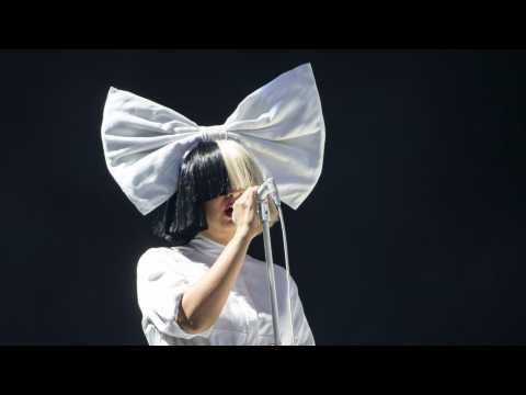 VIDEO : The Secret Behind Sia Covering Her Face